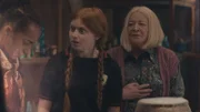 Mildred (Lydia Page, M.) und Frau Graustein (Clare Higgins, r.) wollen Indigo (Kelsey Calladine-Smith) helfen, dass sie ihr junges Äußeres wieder dauerhaft behält.