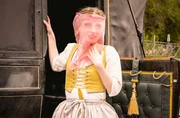 Die falsche Braut Irm (Julia Windischbauer), als Christine verkleidet, verbirgt ihr Gesicht hinter einem Schleier um den Schwindel nicht sofort auffliegen zu lassen.
