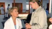 Dr. Borstel (Kerstin Thielemann, re.) muss Nikola (Mariele Millowitsch) ein Geständnis machen: Sie hat eine Liebes-Mail an Schmitd geschickt und nicht unterschrieben. Schmidt muss nun glauben, Nikola hätte ihm ihre intimsten Gefühle offenbart.