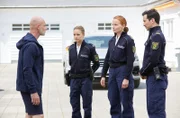 Die Ermittlungen führen Jana (Barbara Prakopenka, 3.v.r.), Maike (Carina Wiese, 2.v.r.) und Moritz (Ferdi Özten, r.), in das von Trainer Rowitz (Simon Licht, l.) mit harter Hand geführte Trainingscamp.