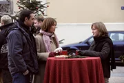 Vroni und Trixi erleben am Glühweinstand eine Überraschung, als Mike plötzlich auftaucht. Von links: Mike (Harry Blank), Trixi Preissinger (Doreen Dietel) und Veronika Brunner (Senta Auth).