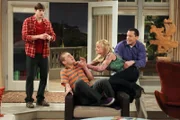 Als Jake (Angus T. Jones, 2.v.l.) seine Freundin (Jaime Pressly, 2.v.r.) mit deren Tochter betrügt, geraten Walden (Ashton Kutcher, l.) und Alan (Jon Cryer, r.) zwischen die Fronten ...