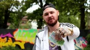 Viele junge Menschen entscheiden sich bewusst dafür, nur von Hartz IV zu leben. So auch Benjamin. In Berlin will er seine Rapkarriere vorantreiben.