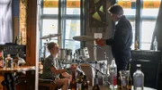 Austauschpolizist Eddi Jansons (Gustavs Gailus, r.) befragt die Club-Mitarbeiterin Emily Zannewitz (Mersiha Husagic, l.). Sie hat den Toten gefunden und ist seit drei Monaten mit dessen Freund und Geschäftspartner liiert. Kann Emily etwas zur Klärung des Falls beitragen?