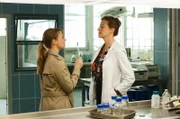 Vicky Adam (Katja Danowski, l.) fordert von Dr. Rosalind Schmidt (Helene Grass, r.) eine Untersuchung der Zahnbürste auf die Geschlechtskrankheit HPV.
