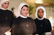 Die Novizinnen Sina (Romina Küper, l.) und Lela (Denise M'Baye, r.) sorgen sich um Claudia (Mereike Lindenmeyer, M.). Irgendetwas stimmt nicht mit ihr.