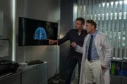Die unerklärlichen Gedächtnislücken von Herrn Riegert bringen Martin (Hans Sigl, l.) und Alexander (Mark Keller, r.) ins Grübeln.