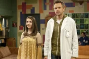 Annie Edison (Alison Brie, l.); Jeff Winger (Joel McHale, r.)