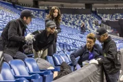 Prides (Scott Bakula, r.) gesamtes Team (v.l.n.r.) LaSalle (Lucas Black), Percy (Shalita Grant), Gregorio (Vanessa Ferlito) und Dr. Wade (CCH Pounder) findet einen ermordeten Unteroffizier in einem Sportstadion auf. Welche Verbindung pflegt der Tote zu dem vermissten Unteroffizier, der zuletzt in Mexico gesichtet wurde?