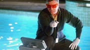 In einer Luxus-Villa wird die Leiche der Hausbesitzerin entdeckt. Gil (William Petersen) und sein Team finden schnell eine weitere Leiche: Der Ehemann liegt im Filter des Swimmingpools!