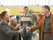 MDR Fernsehen IN ALLER FREUNDSCHAFT FOLGE 214, "Sarahs Mutter". Charlotte (Ursula Karusseit) erhält als einmillionste Besucherin des Möbelhauses einen Einkaufsgutschein. Gemeinsam mit Friedrich (Fred Delmare), dem Einkaufsleiter, Udo von Wackerstein (Dirk Schoedon), Roland (Thomas Rühmann) und Pia Heilmann (Hendrijke Fitz) stoßen sie auf die Überraschung an.