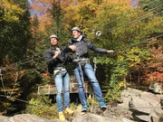 Reiseleiter Moritz und Zweiter Offizier Christian Baumann unternehmen einen Ausflug in den Indian Summer. In einem Canyon sind sie auf einem Klettersteig unterwegs.