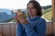 Maike (Amelie Kiefer) freut sich über Max' Geschenk.