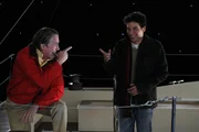 Da Ted (Josh Radnor, r.) nicht weiß, wie Zoeys Ehemann (Kyle MacLachlan, l.) über die neue Freundschaft denkt, nimmt Ted sein Angebot an, einen Segeltörn zu unternehmen ...