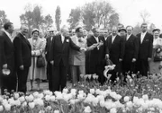 Der Bundeskanzler Konrad Adenauer (1. Reihe, 3. v. l.) auf seinem Eröffnungsrundgang der Bundesgartenschau in Köln am 26.04.1957; rechts von ihm (Mann mit hellem Anzug) der Kölner Oberbürgermeister Theo Burauen und neben diesem der Kölner Gartendirektor Kurt Schönbohm.