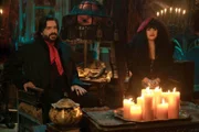 Laszlo (Matt Berry, l.); Nadja (Natasia Demetriou, r.)