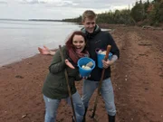 Küchenpraktikantin Steffi Gehrlein und Schreinereipraktikant Moritz harken Muscheln und bereiten sie frisch am Strand von Saint Georges zu.