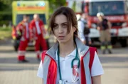 Ein Fahrer steckt mit seinem Kombi fest. Nina (Sabrina Amali) untersucht ihn und bricht auf dem Weg zum RTW zusammen.