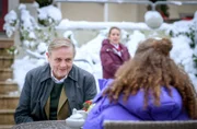 Greta (Laura Osswald, M.) freut sich, dass Ana (Soluna-Delta Kokol, r.) den Gast (Andreas von Studnitz, l.) schon für den Fürstenhof einnehmen konnte.