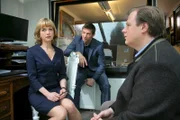 Hansen (Igor Jeftic, M.) und Hartl (Michael A. Grimm, r.) erhoffen sich von Petra Schwarz (Katharina Abt, l.) neue Erkenntnisse.