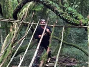 EJ Snyder beim Bau des Daches der Unterkunft.