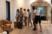 Ali (l.) und ihr Team fahren nach Norden in die kanadische Wildnis, um ihr erstes Haus am See zu entwerfen