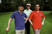 Zu allem Überfluss hat Otto (Hasan Ali Mete, r.) Felix (Christoph M. Ohrt, l.) ein Golfturnier eingebrockt - ausgerechnet mit Rechtsanwalt Kurt Wiener (Wolf Roth, M.), dem gegnerischen Anwalt im Liebesbrief-Prozess. Doch am Tag der Entscheidung läuft Felix, der sich zwischenzeitlich seine bislang verborgenen Gefühle von der Seele geschrieben hat, zum Erstaunen aller zur Höchstform auf!