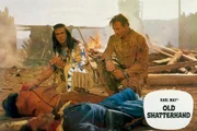 5. Winnetou (Pierre Brice) und Old Shatterhand (Lex Barker) knien vor dem toten Tujunga (Alain Tissier), der sich mit dem Pulvermagazin von Fort Grand selbst in die Luft gesprengt hat, um seinem Stamm den Sieg zu sichern.