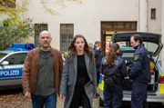 Butsch (Götz Schubert) und Viola Delbrück (Yvonne Catterfeld) betreten den Tatort.