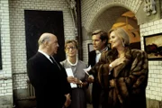 Zu der von Evelyn von Guldenburg organisierten Vernissage sind auch Margot und Jan Balbeck (Ruth Maria Kubitschek und Sigmar Solbach, re.) gekommen. Sie treffen dabei auf den Wellblechfabrikanten Strobel (Wolfgang Wahl) und seine Tochter Barbara (Sabine Postel).