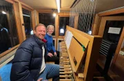 Tobias Kämmerer besucht Stadtcarilloneurin Ariane Toffel im Carillon.