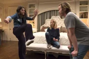Mickey (Kaitlin Olson, M.) hat mal wieder eine unkonventionelle Erziehungsmethode. Sollte Sabrina (Sofia Black-D'Elia, l.) es nicht schaffen, Jimmey (Scott MacArthur, r.) auszuknocken, muss sie um zehn Uhr ins Bett gehen ...