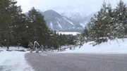 Gebirgsjäger marschieren zum Berg.