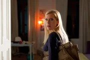 Charlotte (Nele Kiper) kommt nach Hause und muss mit Entsetzen feststellen, dass jemand in ihrer Wohnung ist.