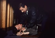 Spender (Chris Owens, l.); Fox Mulder (David Duchovny, r.)