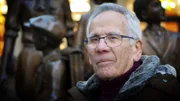 Erich Reich wurde 1935 in Wien geboren. Als Vierjähriger musste er seine Heimat verlassen, seine Eltern wurden ermordet. In der Kindergruppe des Denkmals vor Liverpool Street Station ist er nach einer Fotografie abgebildet.