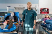Patryk Kowalczyk (Calvin Pfaff, l.), der Sohn der verunglückten Katarzyna Kowalczyk (Dagmar Operskalski, r.) zeigt Schocksymptome. Das stellt Mikko Rantala (Luan Gummich, M.) vor eine große Entscheidung.