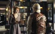 Alexis (Molly C. Quinn, l.) möchte gern den Grund für die seltsame Kostümierung ihres Vaters (Nathan Fillion, r.) erfahren.