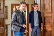 Im Laufe der Ermittlungen stellt sich für Lukas (Jakob Seeböck, l.) heraus, dass Krimmlers Neffe, Albert (Stanislaus Steinbichler, r.), an dem Überfall beteiligt war.