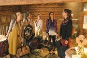 Sophie (Aglaia Szyszkowitz, re.) freut sich: Anne (Doris Schretzmayer, 2. V. re.) quartiert sich mit Ihrer Achtsam-Gruppe als Urlaubsgäste ein. Von links nach rechts: Toni (Susanne Rasper), Magda (Astrid Achtzehn) und Barbara (Anja Klindworth).