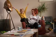 Áine (Elva Trill) denkt sich für Harry (Ben Colgan), den kleinen Neffen ihres Freundes Seán, lustige Geschichten aus.