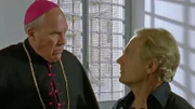 Im Gefaengnis erhaelt Don Matteo (Terence Hill, r.) Besuch von seinem Bischof (Gastone Moschin).  Verwendung nur in Verbindung mit der Programmkommunikation. Jede andere Nutzung ist untersagt.