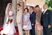 Samia (Dominique Siassia, l.) offenbart Simon (René Oltmanns, 2.v.l.) vor versammelter Mannschaft (Ivanka Brekalo, Johannes Hauer, Susan Hoecke, Dirk Galuba), dass sie ihn nicht heiraten kann.