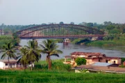 Das wohl beeindruckendste Überbleibsel deutscher Kolonialgeschichte in Kamerun ist die Brücke von Edéa. Sie wird zwar von der Eisenbahn nicht mehr genutzt, zur Zeit ihrer Inbetriebnahme aber war sie mit einer Spannweite von 160 Metern die längste Stahlbogenbrücke Afrikas. Heute dient sie als "Kulturbrücke" und ist ein Symbol der Beziehungen zwischen Kamerun und Deutschland.
