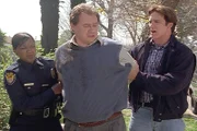 Lieutenant Sloan (Barry Van Dyke, r.) und eine Kollegin verhaften Eddie, der mit dem Mord an Dr. Yordsberg zu tun haben soll.