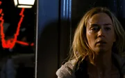 Emily Blunt (Evelyn Abbott).