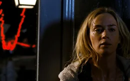 Emily Blunt (Evelyn Abbott).