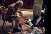 Die Alzheimer-Erkrankung von Richard Enders (André Jung) artet vermehrt in Wutanfällen und Ausbrüchen aus dem Pflegeheim aus. Verzweifelt wühlt er in alten Fotos und Erinnerungen, um die Vergangenheit zurückzuholen.