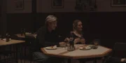 Dr. Damian Fowles (Philippe Jacq, l.); Dr. Annika Lundqvist (Laura Bach, r.)