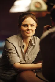 Brennan (Emily Deschanel).